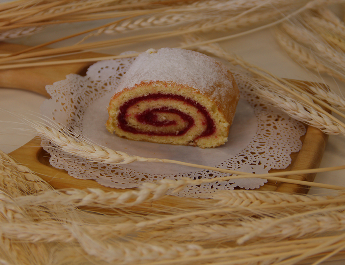 Бисквитный рулет с фруктовым джемом